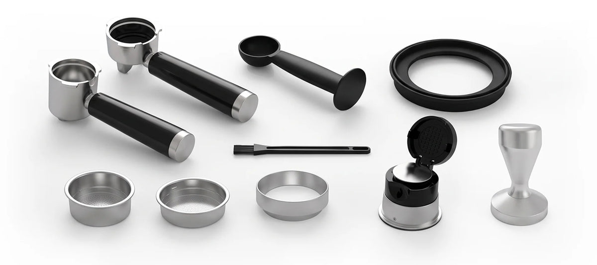 CM1623B included accessories: portafilters, baskets, dosing ring, scoop, cleaning brush and tamper