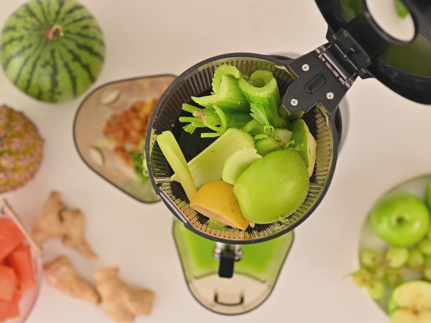 Video laden: canoly c09 cold press juicer with 90oz hopper for large-batch juicing