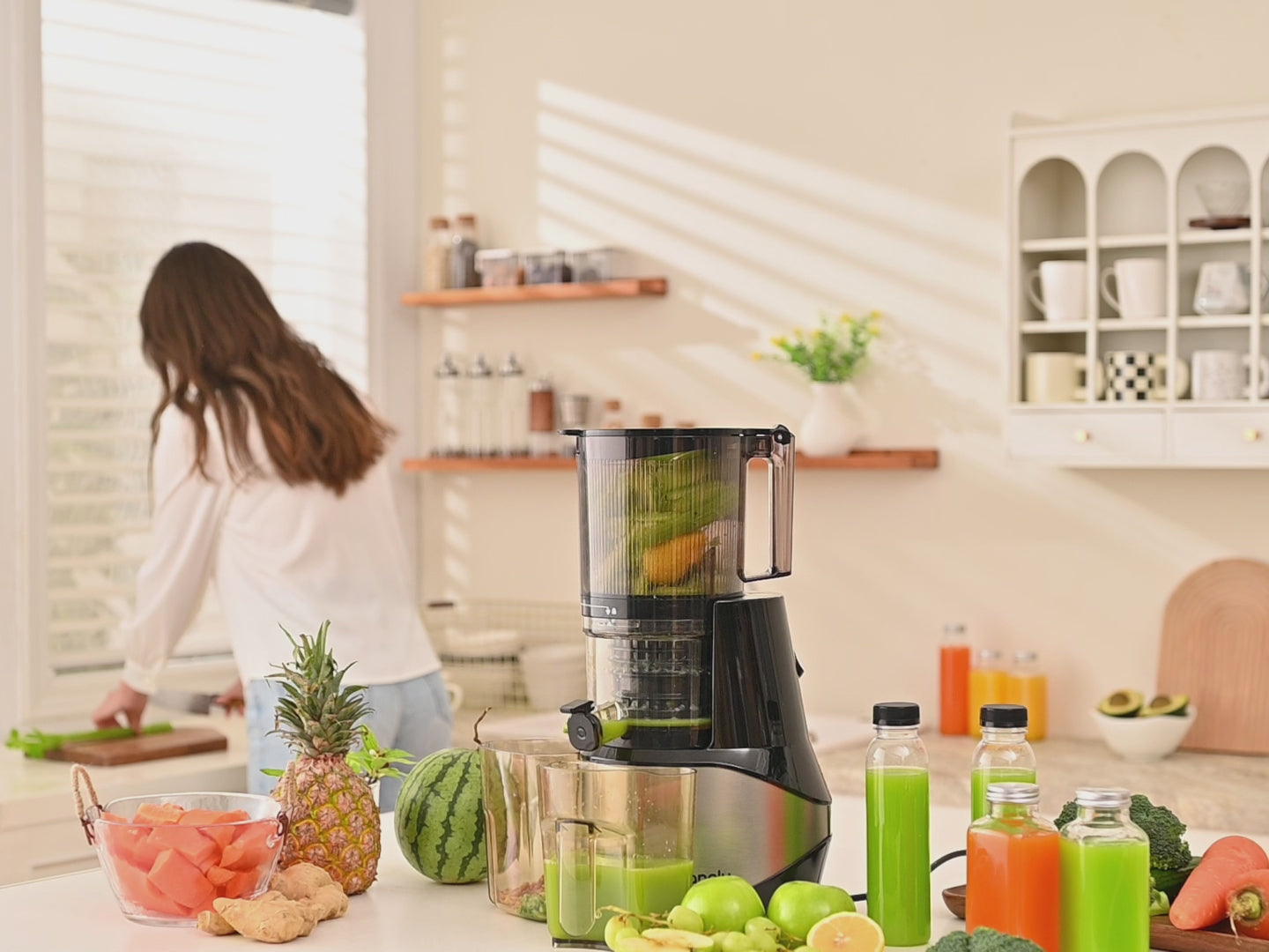 Video laden: Canoly C09 cold press juicer running video, no manual operation required